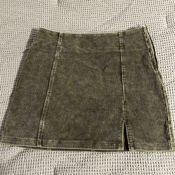 Olive green corduroy skirt with small slit - Picture 1 of 2